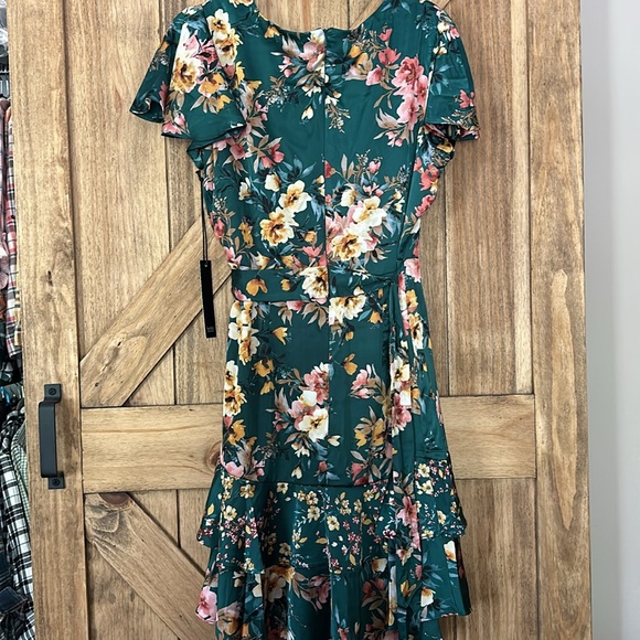 Beautiful green satin floral dress never worn - Picture 5 of 5